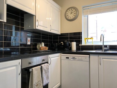 4* Lagan View 🍀 Beautiful views & perfect location for sightseeing in the city.