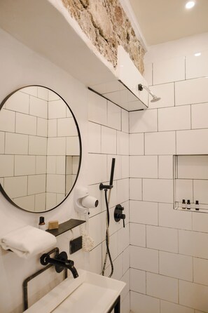 Douche, articles de toilette gratuits, sèche-cheveux, peignoirs