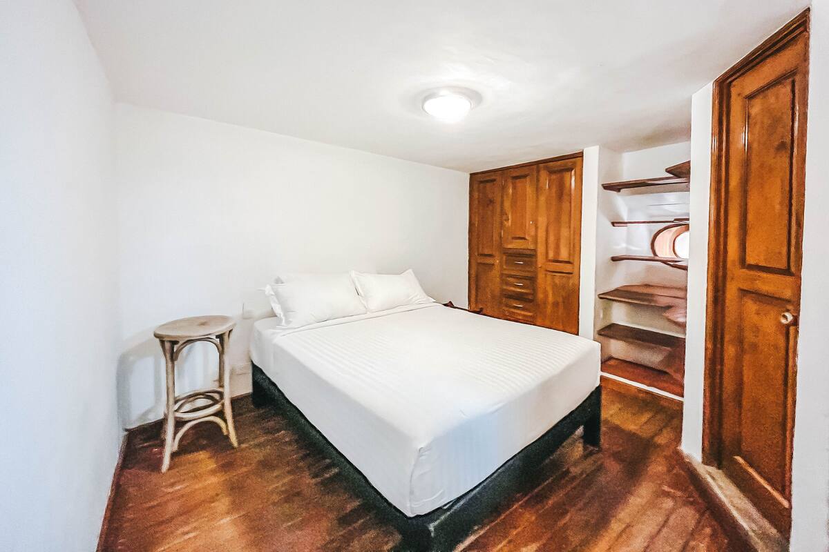 1 chambre, literie de qualité supérieure, couette en duvet d'oie, bureau