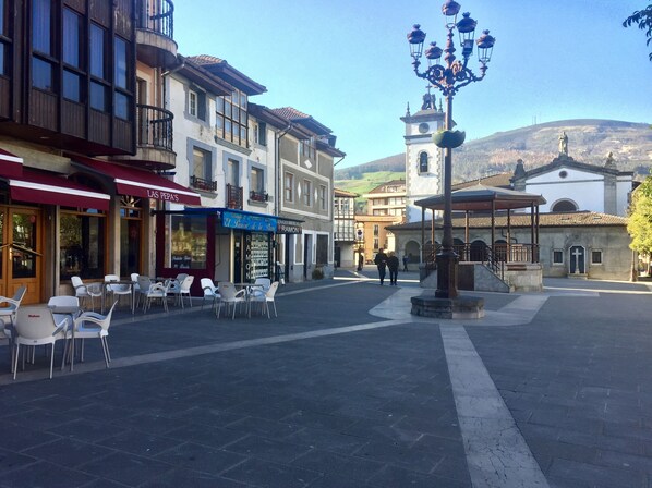 Outdoor dining - Accommodation in Ramales ideal families and couples, closed parking and wifi free (Ramales de la Victoria)