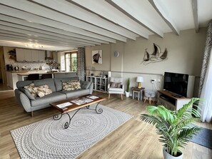 Una Smart TV, un reproductor de DVD, libros, una videoteca