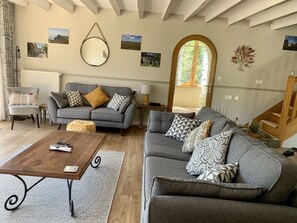 TV connectée, lecteur de DVD, livres, vidéothèque