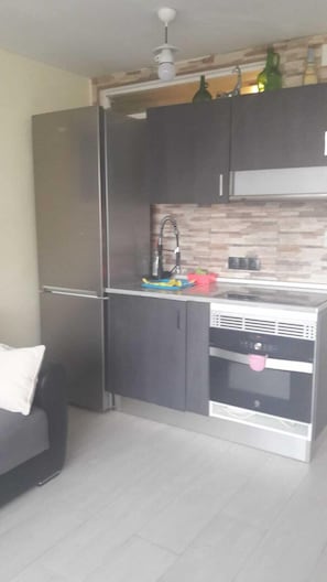 Réfrigérateur, micro-ondes, four, lave-vaisselle