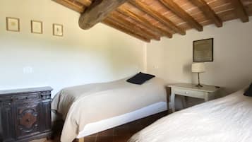 2 Schlafzimmer, Schreibtisch, Bügeleisen/Bügelbrett, Reisekinderbett