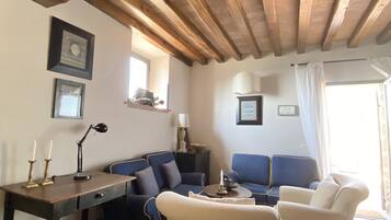 Smart-TV, DVD-Player, Bücher, Stereoanlage