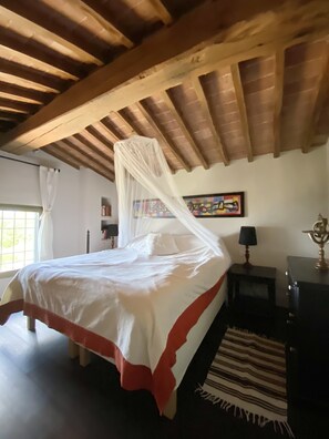 2 chambres, bureau, fer et planche à repasser, lit parapluie