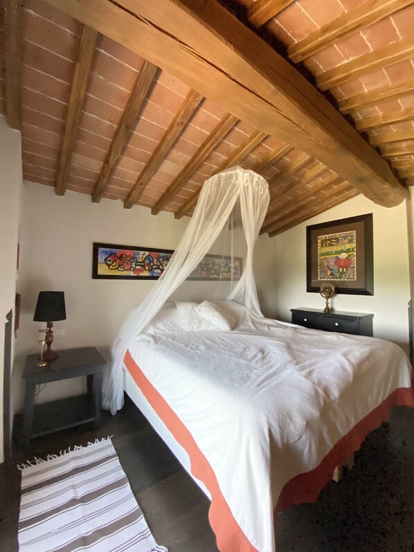 2 chambres, bureau, fer et planche à repasser, lit parapluie