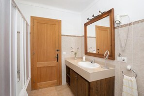 Combined shower/bathtub, hair dryer, towels, toilet paper