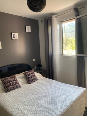 3 bedrooms, desk, iron/ironing board, free WiFi