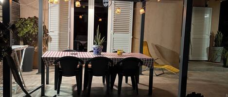 Outdoor dining