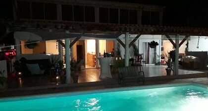 MARIGOT, bas de villa avec piscine privée, calme ,vue panoramique .