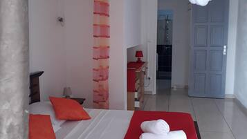 3 chambres, fer et planche Ă repasser, Wi-Fi, draps fournis