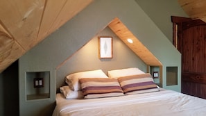 3 bedrooms, desk, iron/ironing board, travel crib - Epic Views - Peaceful, Eco-friendly Home - 30 Minutes to Glacier National Park  (Kalispell)