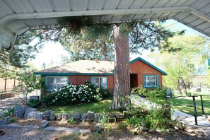 Property grounds - Redwood Garden Cottage (Mt Shasta)