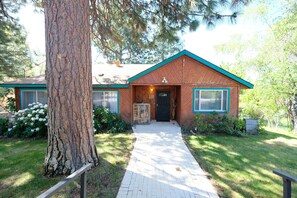 Exterior - Redwood Garden Cottage (Mt Shasta)