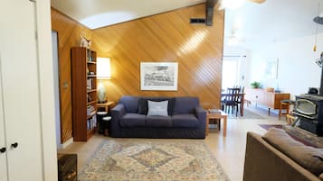 Smart-TV, Kamin, DVD-Player, Bücher