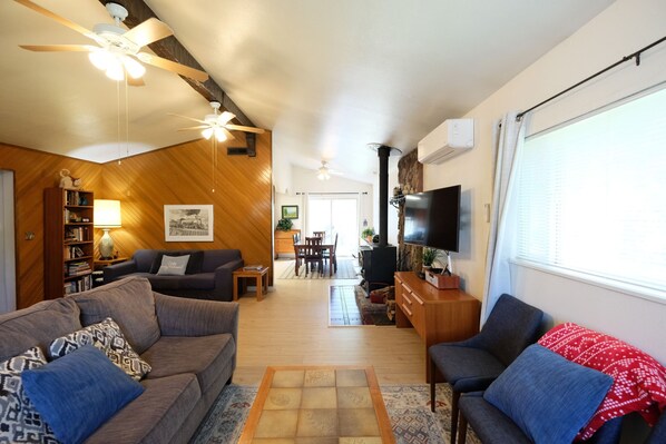 Smart TV, fireplace, DVD player, books - Redwood Garden Cottage (Mt Shasta)