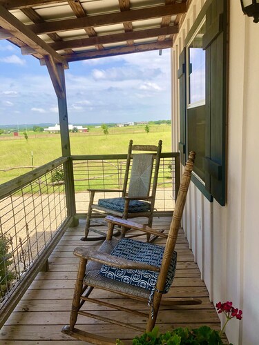 Hidden Gem Rustic private Cottage but minutes to downtown Fredericksburg.