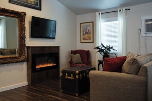 Smart-TV, Kamin, DVD-Player, Bücher