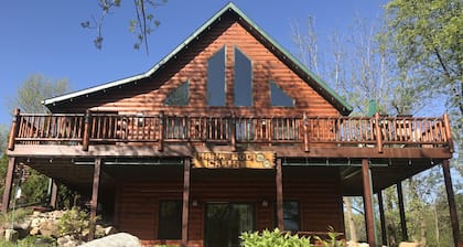 Hana Log Cabin near Devil's Lake