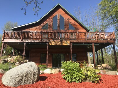 Hana Log Cabin near Devil's Lake