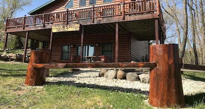 Hana Log Cabin near Devil's Lake