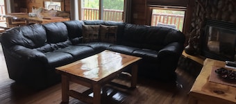 Hana Log Cabin near Devil's Lake