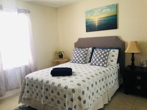 3 habitaciones, escritorio y tabla de planchar con plancha 