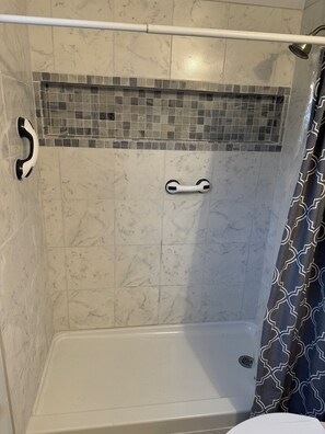 Secador de cabelo, toalhas de banho, sabonete, shampoo