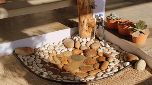 Ein Gartenbereich mit verschiedenen Steinen und Topfpflanzen.
