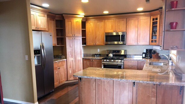 A kitchen with wooden cabinets, stainless steel appliances, and a granite countertop. - Peak View Retreat, 3 Bedroom Sleeps 6 (Flagstaff)