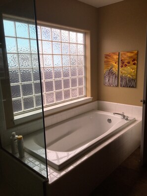 Bathtub, hair dryer, towels, soap - Peak View Retreat, 3 Bedroom Sleeps 6 (Flagstaff)
