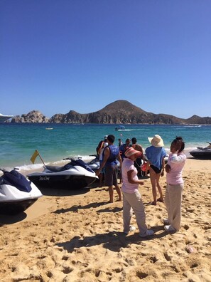 En la playa, camastros y toallas de playa