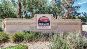 Une enseigne pour Alta Mesa The Chateaux, avec un logo et le nom de l’établissement.