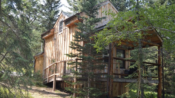 A wooden cabin with a balcony, surrounded by dense forest. - A remote cabin surrounded by Pine, Birch and Aspen trees, five miles to Deadwood (Deadwood)