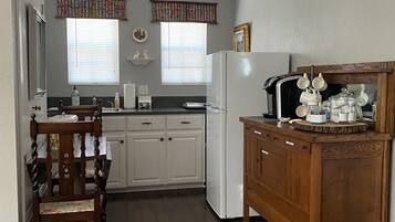 Frigorífico, microondas, cafetera o tetera y utensilios de cocina