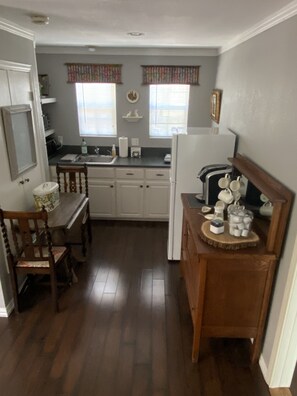 Fridge, microwave, coffee/tea maker, cookware/dishes/utensils - Peaceful cottage nestled in the trees (Crawford)