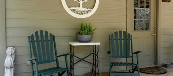 Tranquila cabaña enclavada en los árboles