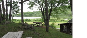 Maalaismainen Lakeside hirsimökit