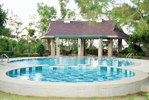 Outdoor pool - Tagaytay Crosswind apartment for rent (Cavite)