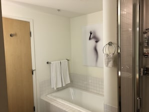 Kylpyamme, hiustenkuivaaja, pyyhkeet, saippua