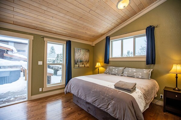 3 bedrooms, free WiFi, bed sheets - Spacious 3 bedroom home. Minutes from the ski hill. Pets welcome.  (Revelstoke)