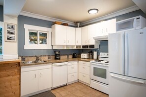 Fridge, microwave, oven, stovetop - Spacious 3 bedroom home. Minutes from the ski hill. Pets welcome.  (Revelstoke)
