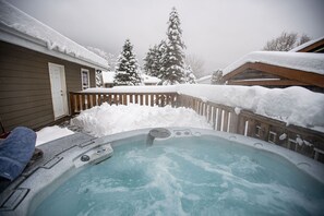 Outdoor spa tub - Spacious 3 bedroom home. Minutes from the ski hill. Pets welcome.  (Revelstoke)