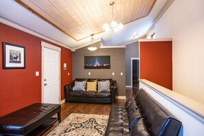 Smart-TV, Kamin, Bücher