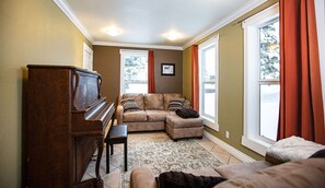 Smart TV, fireplace, books - Spacious 3 bedroom home. Minutes from the ski hill. Pets welcome.  (Revelstoke)