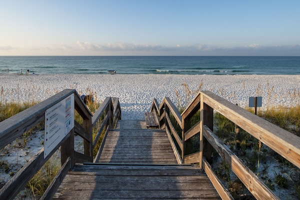 En la playa, sillas reclinables de playa, toallas de playa