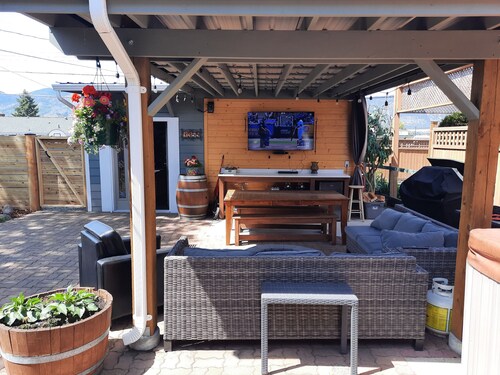 Lazy Days on Leir-2 Bedroom Guest Basement Suite