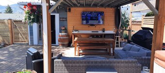 Lazy Days on Leir-2 Bedroom Guest Basement Suite