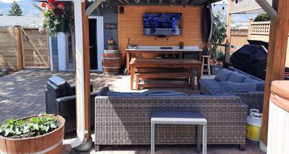 Lazy Days on Leir-2 Bedroom Guest Basement Suite